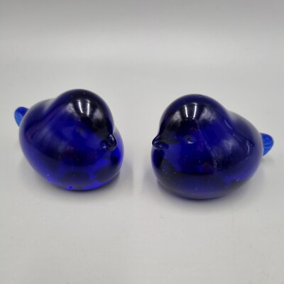 Ein Paar kleine Studio Glas Briefbeschwerer kobaltblau Vogel, Reijmyre Stil Schweden