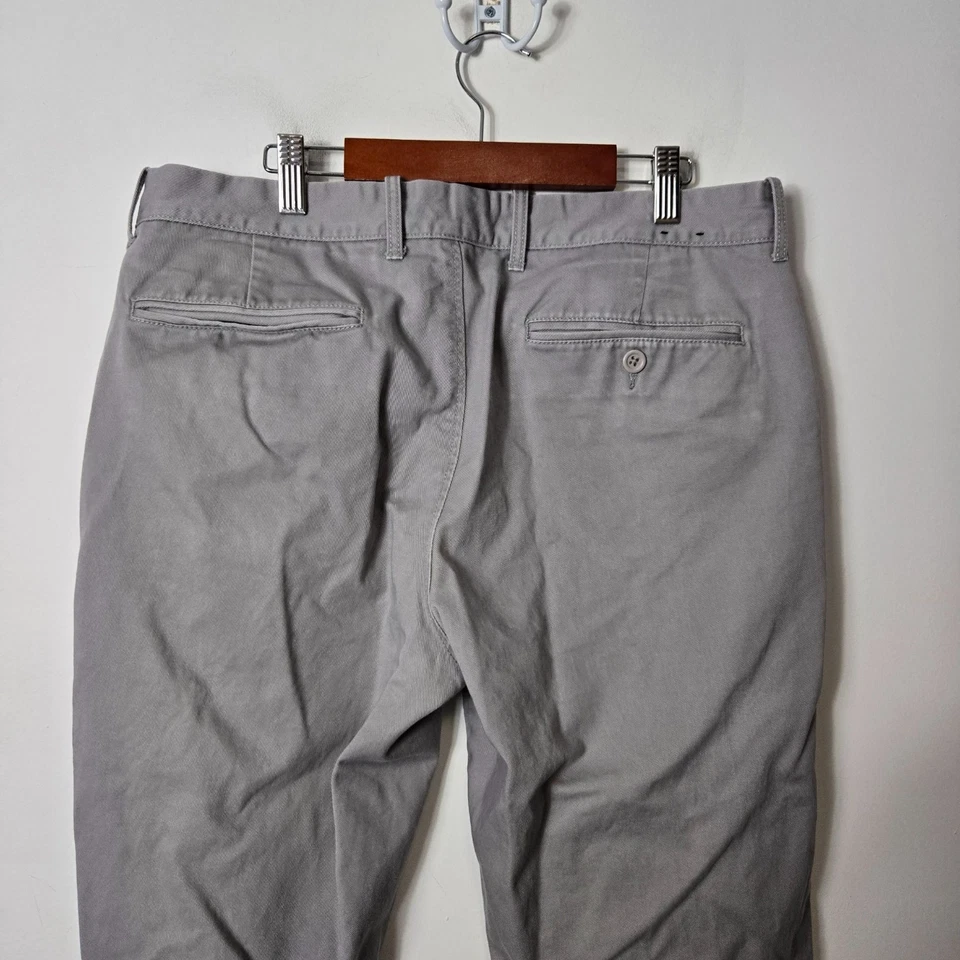 J. Pantalones chinos Crew para hombre talla 32x32 pierna recta rotos gris caqui Foto 2 de 4