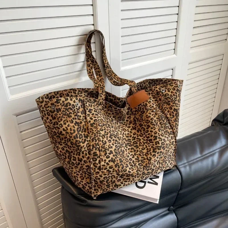 Bolso de hombro de leopardo para mujer Bolsos de lona de gran tamaño Cartera de viaje de invierno Foto 2 de 4