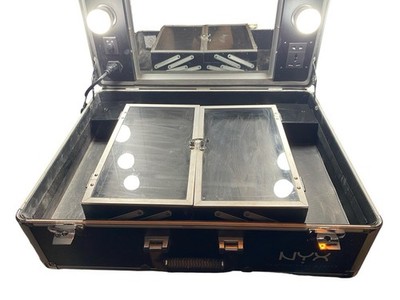 値下げ！！　ARTISTRY メイクボックス（中古品） NYX Professional Makeup Artist Train Case with Legs, Lights