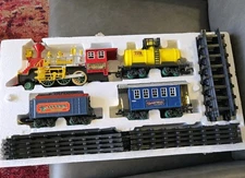Eastern Express Traditional Train Set Battery Operated 4 Cars 14 Tracks