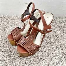 Bakers Womens Shoes Size 7.5 Leather Heels Open Toe Sandals Strappy Adjustable