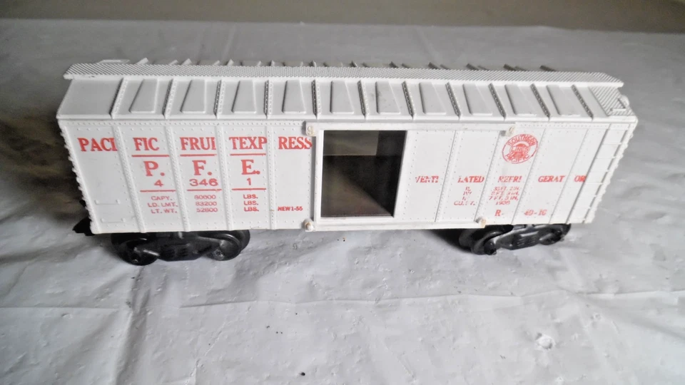 Marx 43461 Vintage Pacific Fruit Express o/027 Reefer Car (no doors)As is - Image 2 of 4