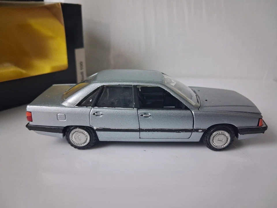 Schabak 1/43 - Audi 100 Break bleue avec Boîte - Photo 3/4