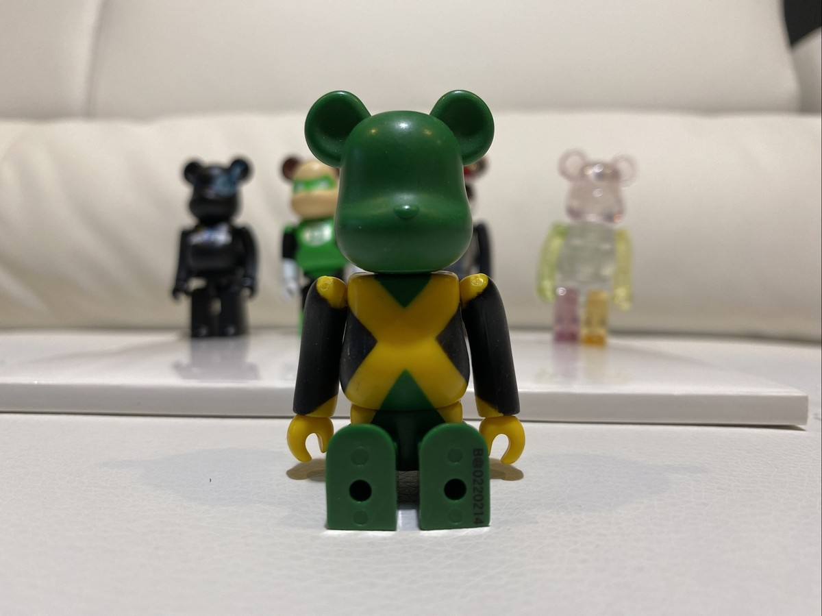 BE@RBRICK - choas2233 Medicom Bearbrick Series 22 Secret Artist Happy Socks Chase