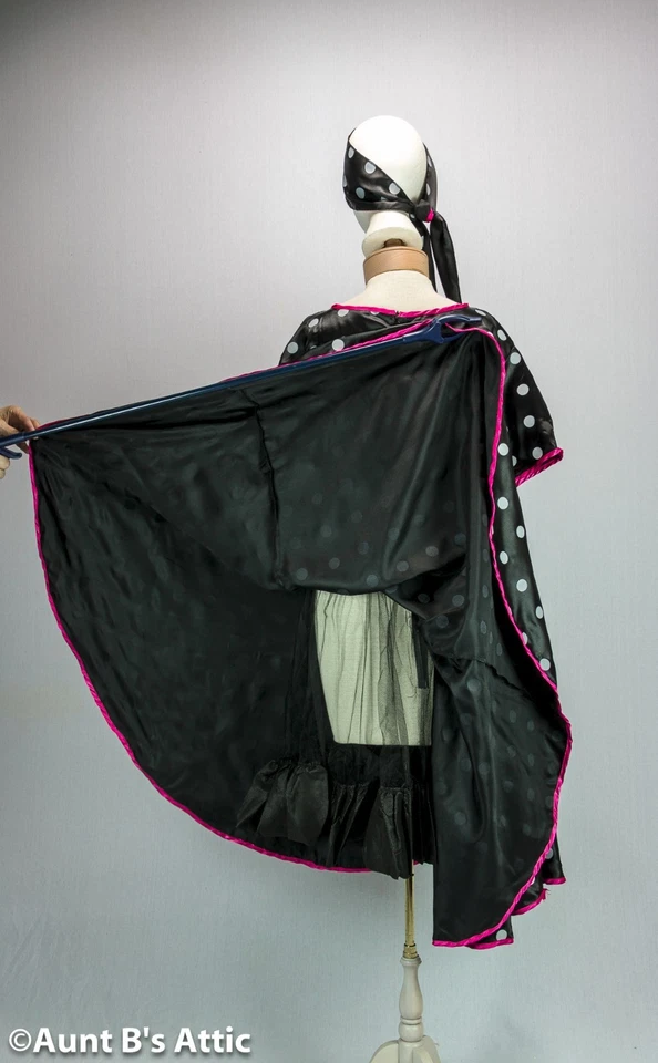Fantasia de vestido de dia de bolinhas dos anos 50 3 peças preto e branco cetim poli cinto e faixa para a cabeça - Imagem 4 de 4