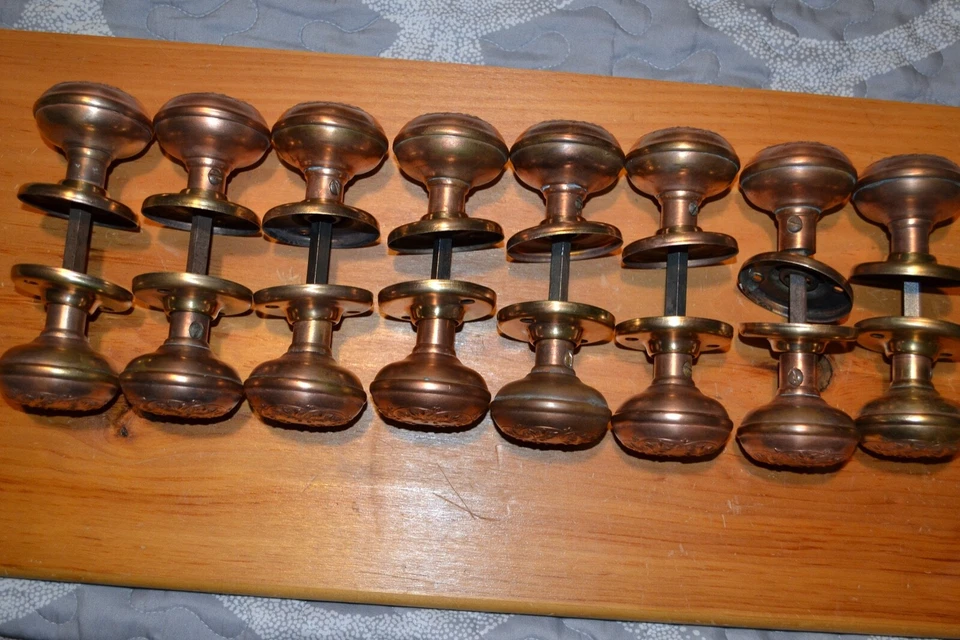 ANTIQUE VINTAGE INTRICATE BRASS DESIGN DOOR KNOBS ,AND ROSETTES  8 SETS - Image 4 of 4