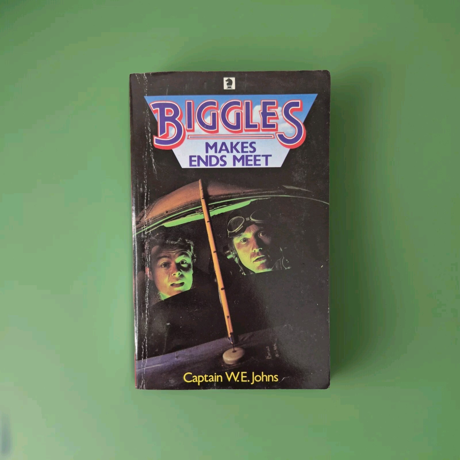 Biggles Makes Ends Meet (Knight Books), Captain Johns, W. E. 1983 Paperback