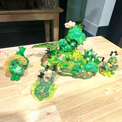 Hand Painted Resin Frog Figurine Set Pond Scene 4 Pack Spring-Mounted 1990s