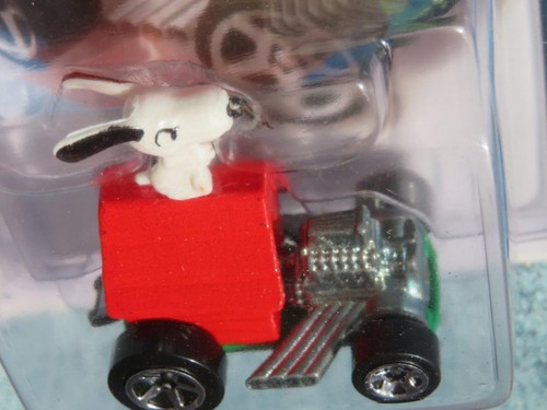 Hot Wheels 2014 #088/250 SNOOPY white dog on red kennel Schulz Long Card R@T - Picture 2 of 4