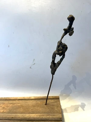 abstrakte Skulptur Frau Bronze Einzelguss auf Holzsockel Max Müller Aka Ddorf - Bild 1 von 4