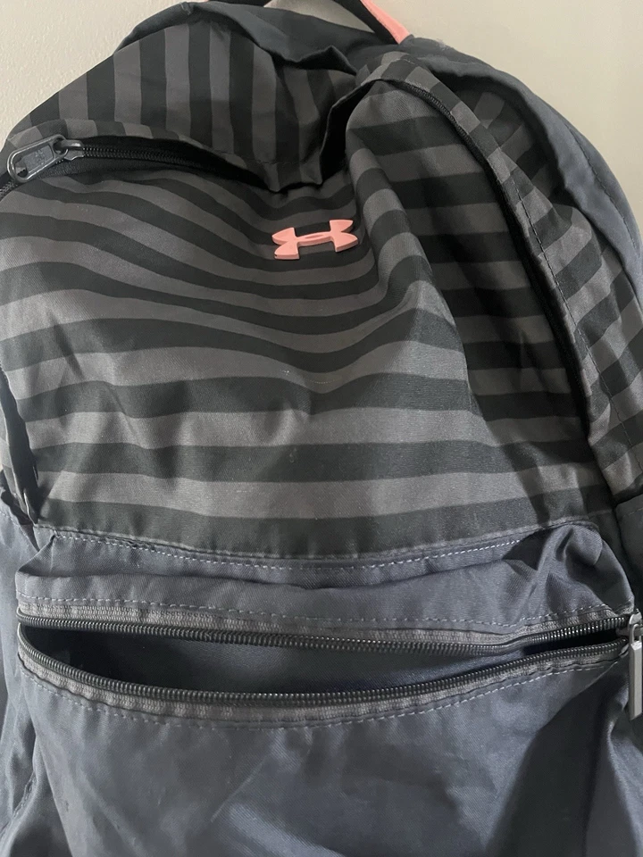 Mochila Under Armour para mujer negra-gris oscuro-rosa 198162 Foto 2 de 4