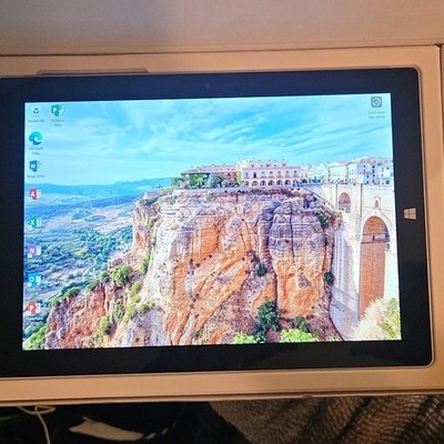 Microsoft Surface 3 Tablet 30GB 2GB RAM Intel Atom Silver