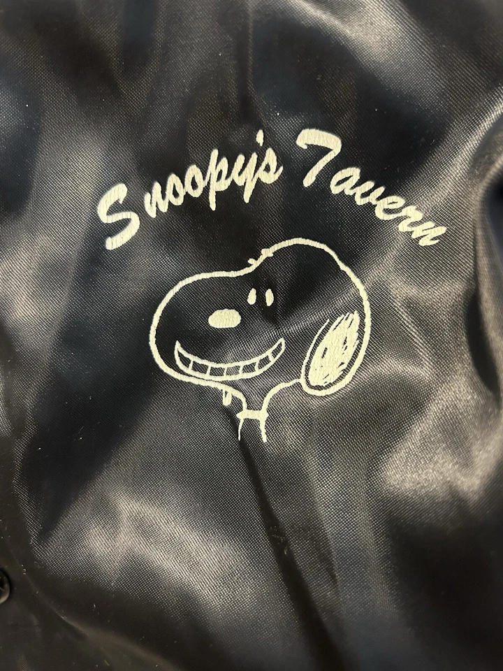 De Colección Años 80 Satins Snoopy Negro Satinado Chaqueta Bombardero Talla Med Taberna Axila Desgarrada Foto 3 de 4