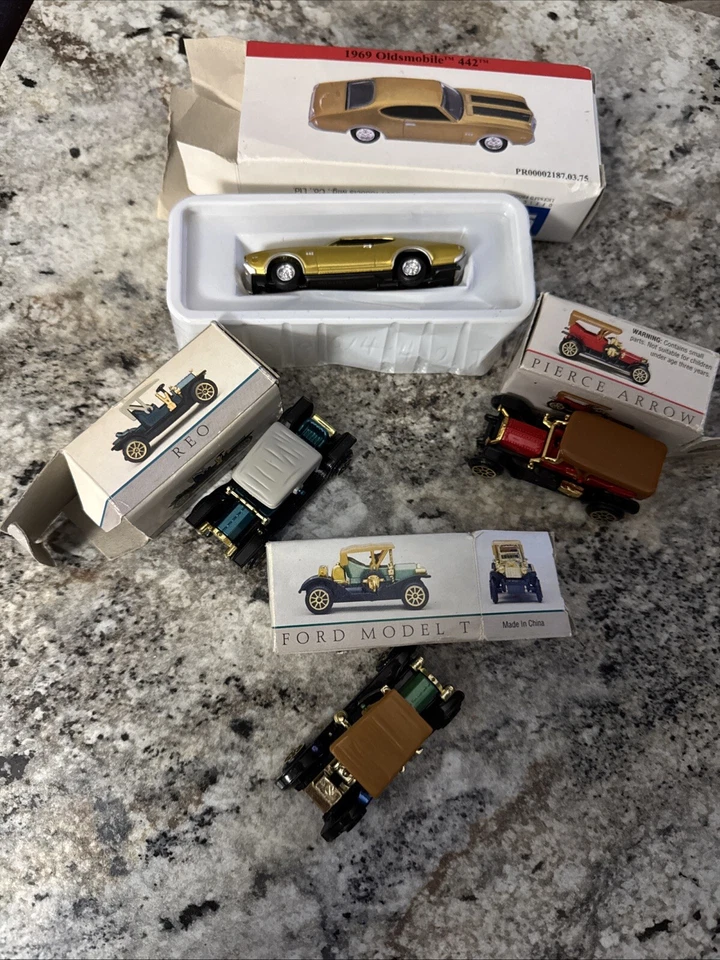 Readers Digest Vtg Set Of 3 Mini Antique Car Replicas And 1969 Oldsmobile 442 - Image 2 of 4