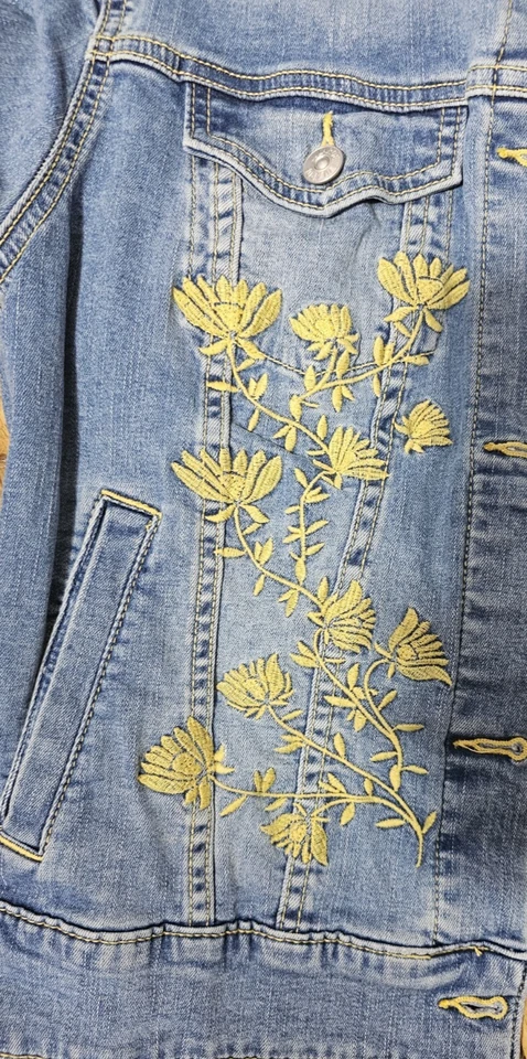 Chaqueta de mezclilla bordada Lularoe talla mediana Foto 4 de 4