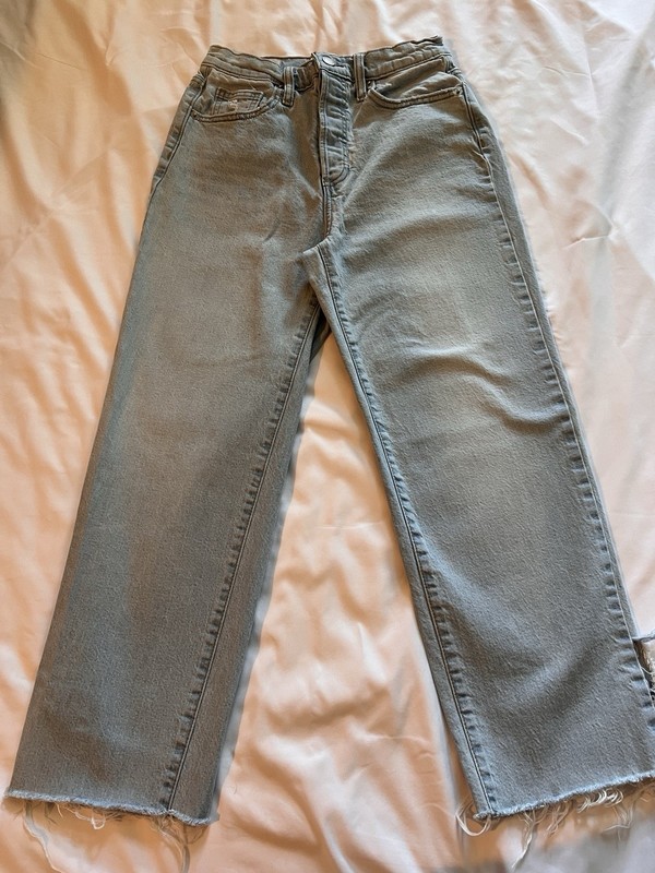 Universal Thread Women's Jeans “90’s Straight” cut-off Light Blue  - Size 2R