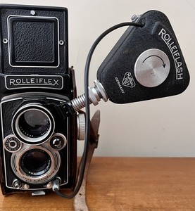 Un appareil photo Rolleiflex 3.5E TLR planaire avec visière relevée et la loupe ouvert Photo