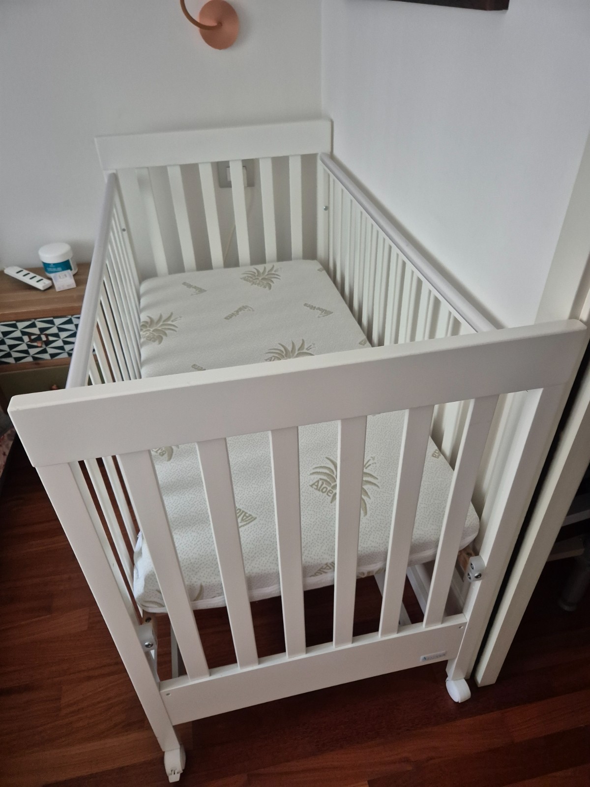 Lettino per bambini in legno con materasso e fasciatoio integrato