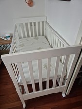 Lettino per bambini in legno con materasso e fasciatoio integrato