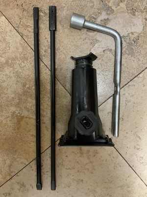 91-92-93-94-95-96-97-98-99-01-02-03-04 Isuzu Rodeo  Tire Jack and Tools  OEM