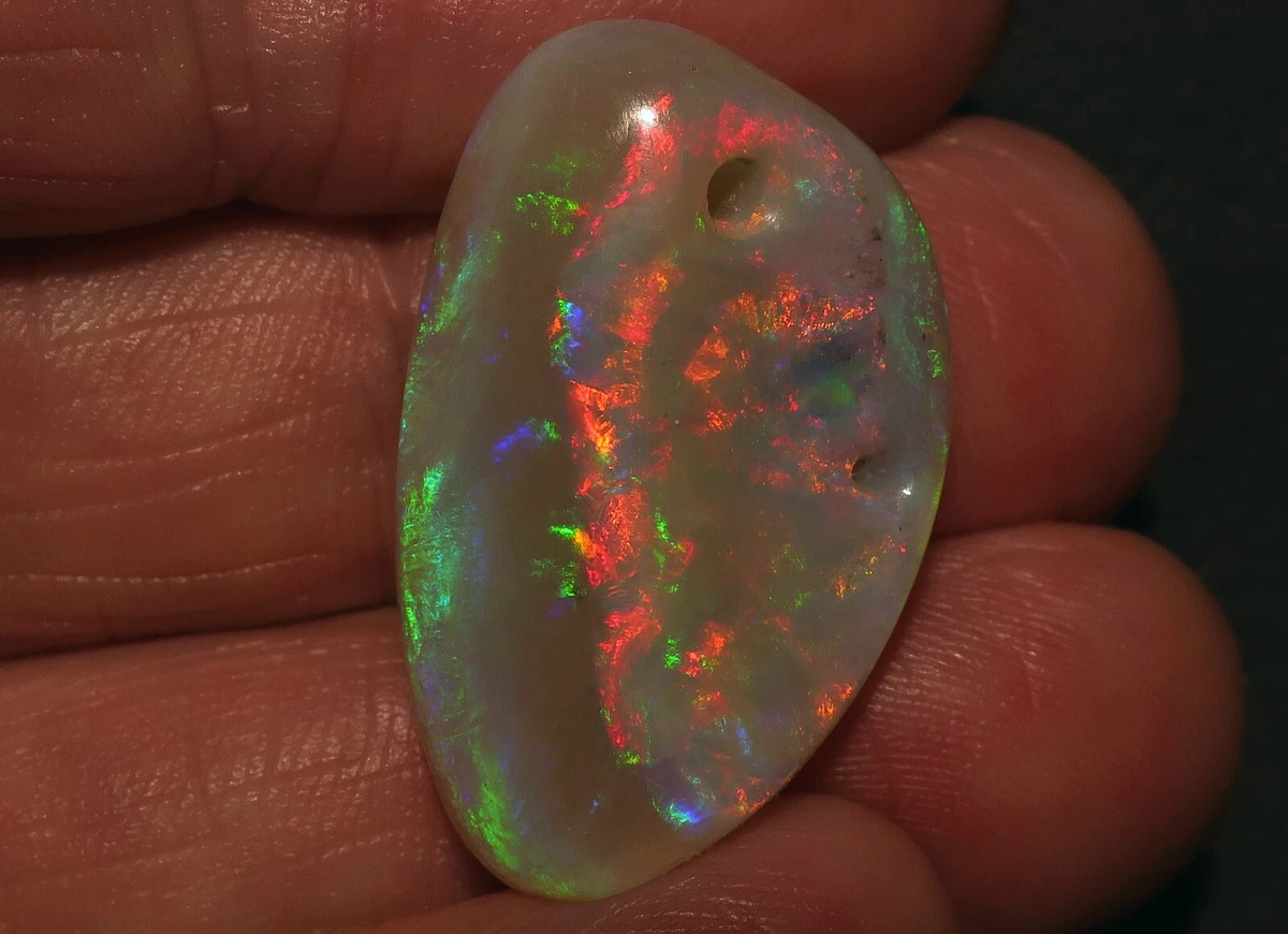 Mintabie opal from Australia. Large 19 Carats Beautiful bright Rare piece
