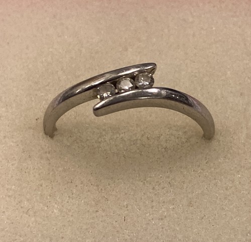 Ladies 9ct White Gold 3 /Trio Stone Diamonds Ring Size 0 1/2 Fully Hallmarked - Picture 2 of 12