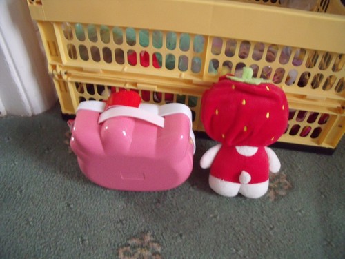 HELLO KITTY SMALL OPENING DOLLS HOUSE WITH LITTYS & 7" PLUSH KITTY C2002 - Picture 7 of 10