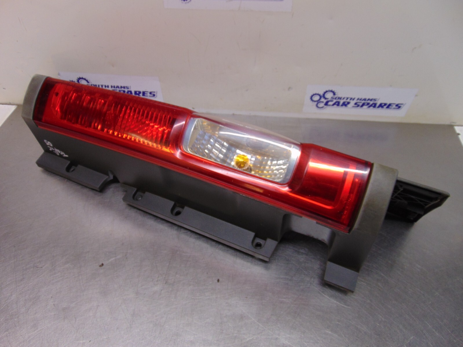 Vauxhall Vivaro Rear light 0714 Drivers Right back Bulb holder