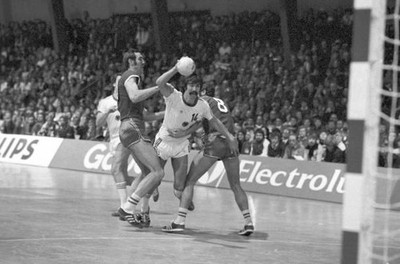 Heiner Brand of Germany fights for ball two Russian defenders Cope- Old Photo 1