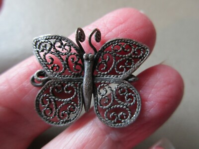 KLEINE VINTAGE VERSILBERTE NIEDLICHE FILLIGRANE SCHMETTERLING INSEKTENKÄFER BROSCHE HÜBSCH UK