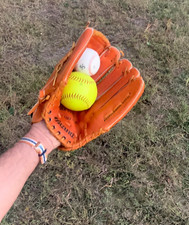 EUC. MIZUNO US STEER-HIDE. SOFTBALL / BASEBALL GLOVE.  R-throw.