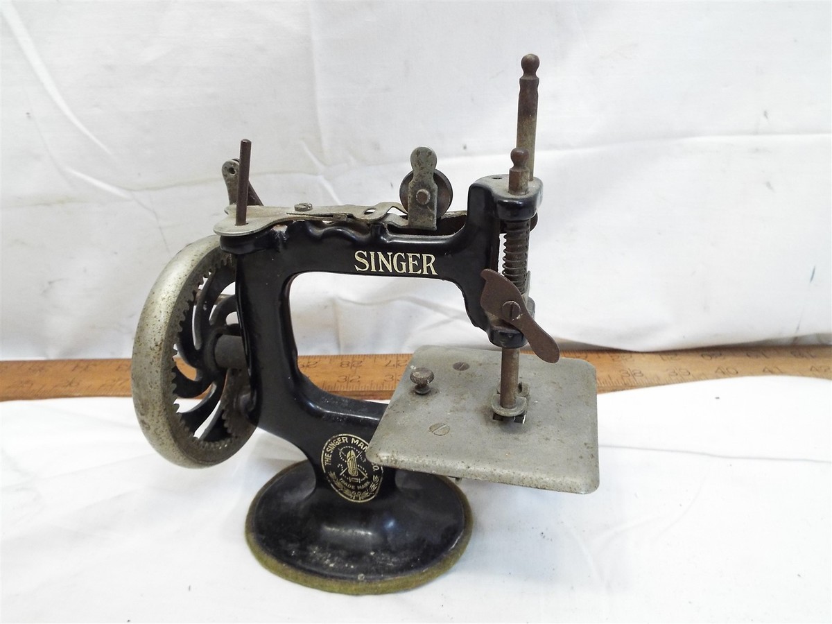 SINGER sewhandy 子供用ミシンシンガー日本製 Childs Singer Toy Sewing Machine Sewhandy Hand Crank Sew Handy