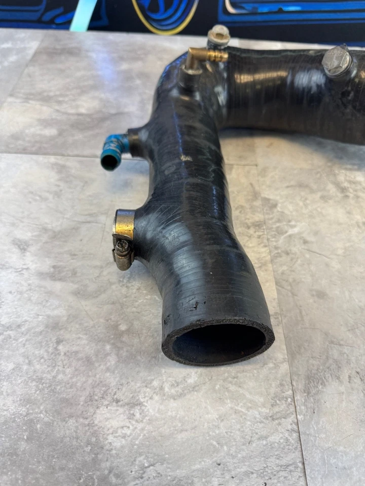 Entrada turbo de silicona de inducción AVO para Subaru 02-07 WRX / 04-07 STi en negro Foto 2 de 4