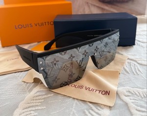 Louis Vuitton Sunglasses Black Matte Finish Frame Gray Tinted Logo