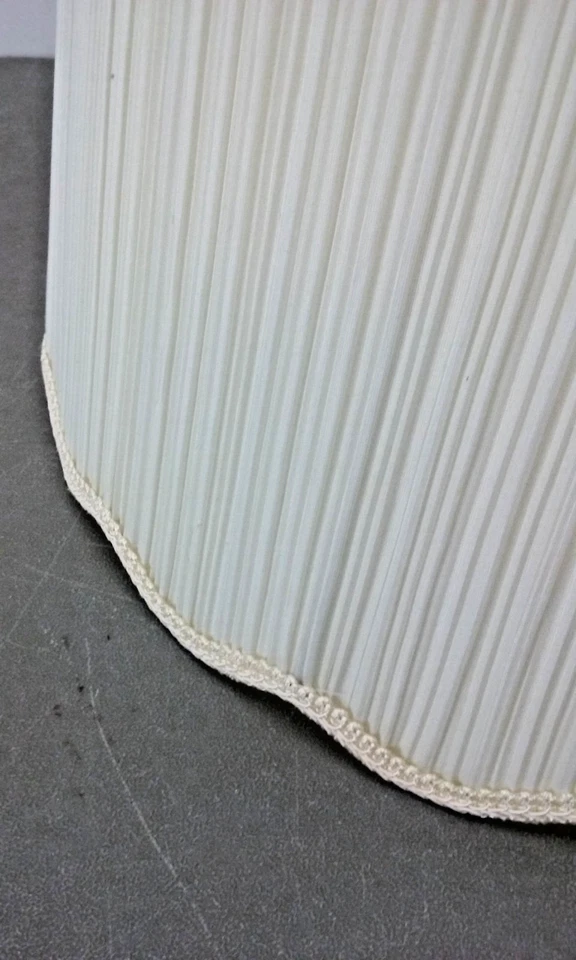 Pantalla de lámpara vintage plisada tambor color marfil con bordes festoneados 18" de alto, 18"x12" Foto 3 de 4