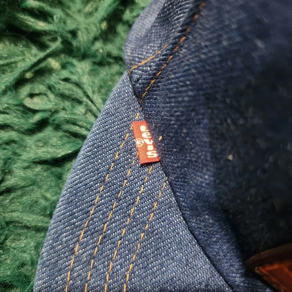 Sombrero de mezclilla Levi’s vintage hecho en EE. UU. Gorra con parche de cuero con cierre de correa Foto 3 de 4