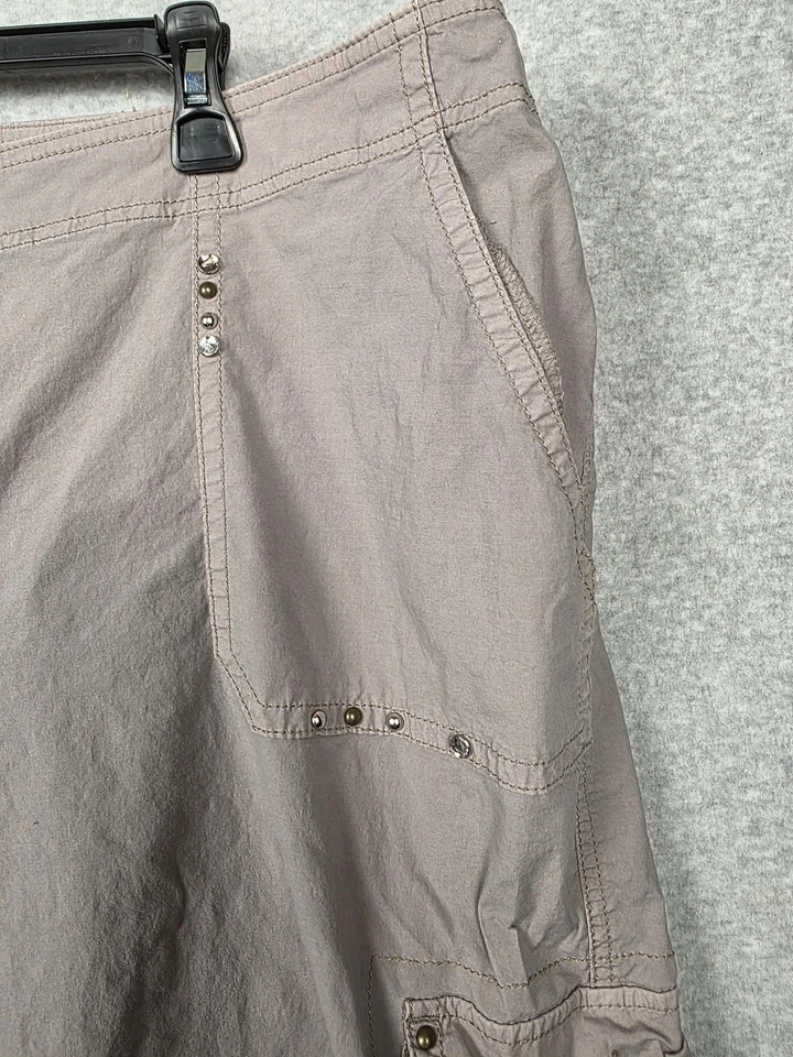 Pantalones capri INC International Concepts para mujer 20 W color topo cargo con tachuelas Foto 3 de 4