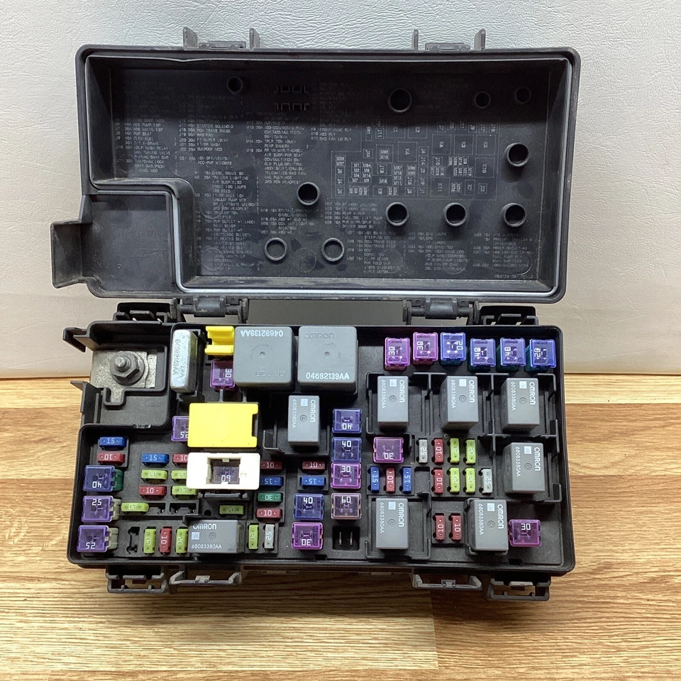 Dodge Nitro Jeep Liberty 2011 unidad de caja de fusibles TEMIC 04692331AE módulo usado fabricante original Foto 2 de 4