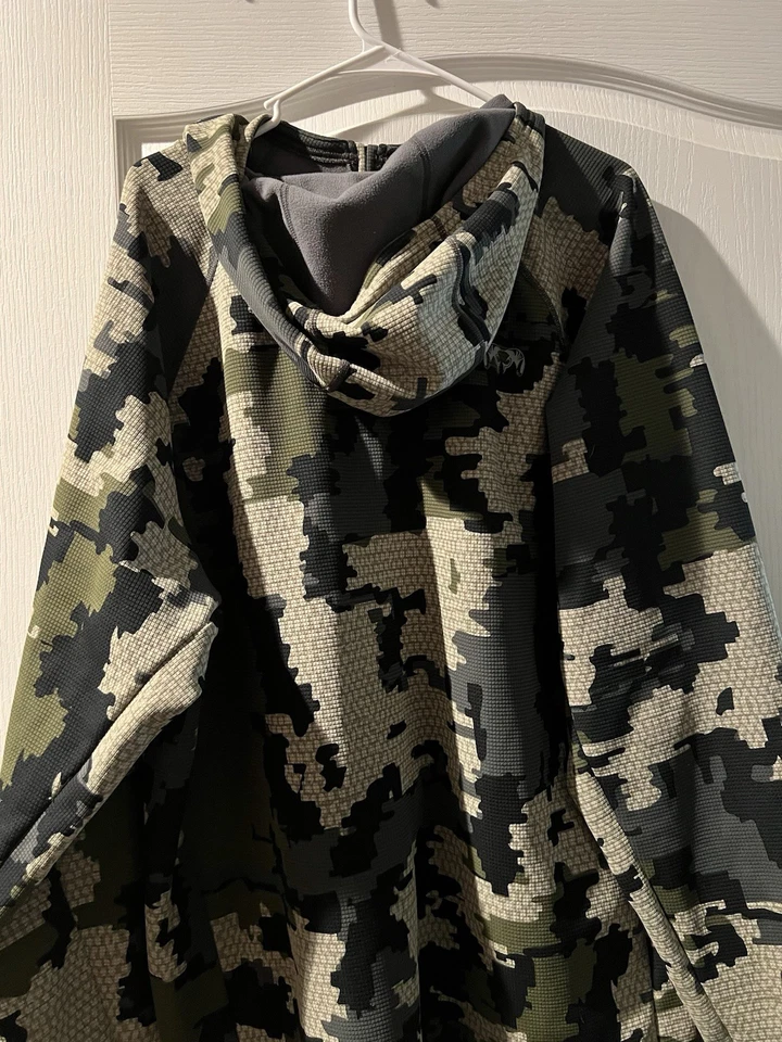 En excelente estado es una chaqueta Kuiu Peloton 240 en color verde camuflaje. Foto 3 de 3