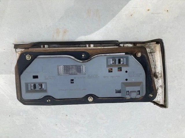 Luz trasera izquierda Mitsubishi Sigma GJ Scorpion 1981 Foto 4 de 4