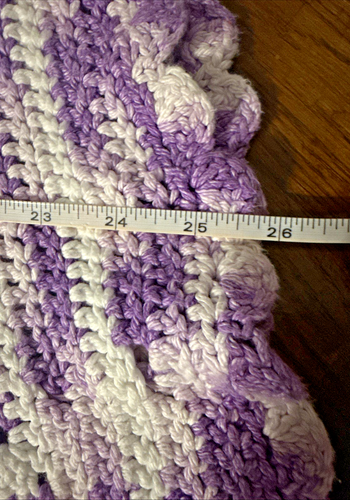 Coperta fatta a mano all’uncinetto afgano 61” x 52” viola e bianca - Foto 11 di 11