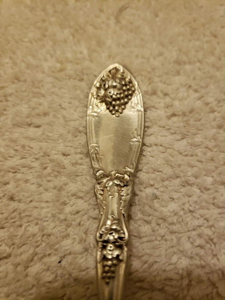 Colher de servir vintage Silverplate La Vigne Berry, 1881 Rogers A1, uvas grandes - Imagem 4 de 4