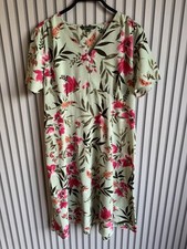 Bonmarche Women’s Floral Summer Dress With Short Sleeves Size 18