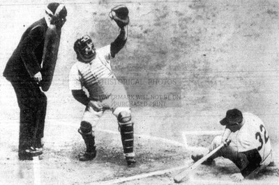 YOGI BERRA CATCHING FOUL BALL YANKEE STADIUM 1950 4X6 PHOTO