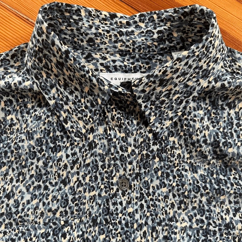 Blusa Equipment 100 % seda con botones en estampado de leopardo azul talla S nueva sin etiquetas Foto 4 de 4