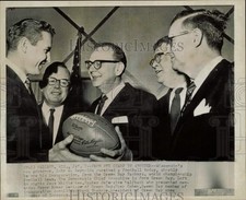 Foto de prensa 1963 gobernador de Wisconsin John W. Reynolds dado un fútbol americano de los Packers