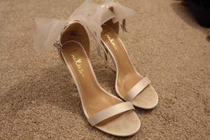 Lulus Ayanna Satin Ankle Strap Heels White Tulle Bow Stiletto Sz 8 Wedding Prom