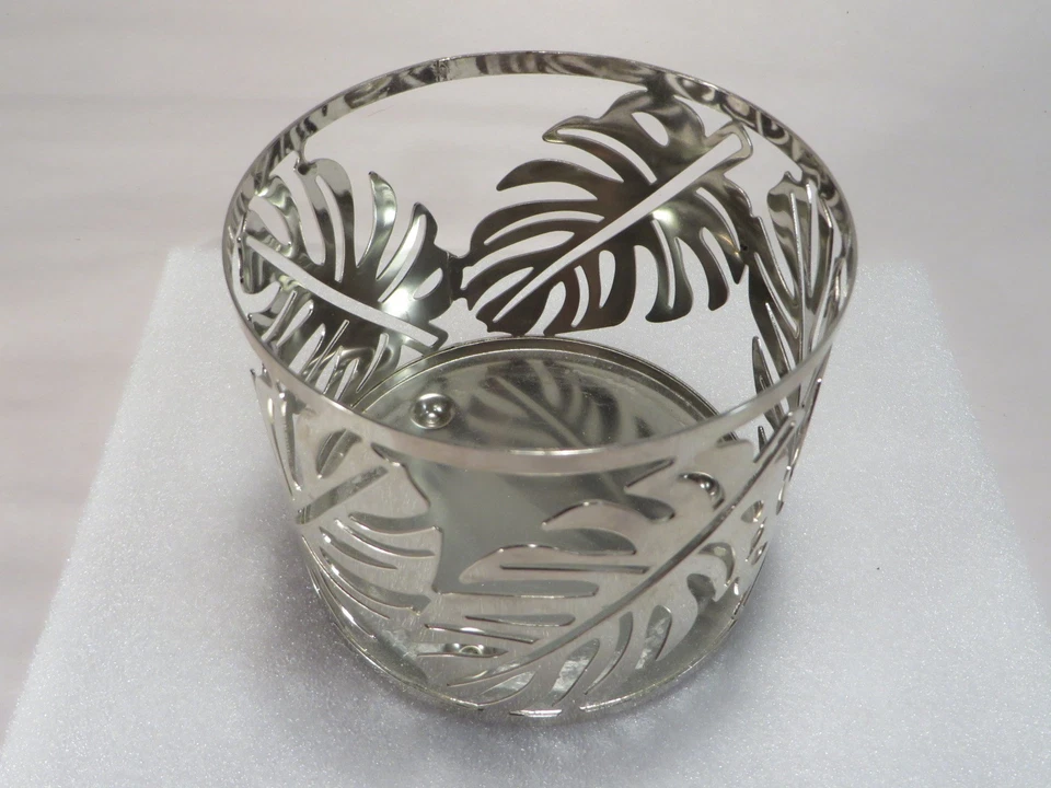 Candelabro de 3 mechas Bath and Body Works diseño hojas de palma plateadas 4" Foto 3 de 4