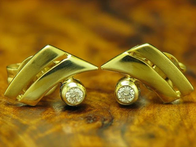 Citerna Orecchini A Perno In Oro Bicolore 9K (375) Con Zirconia – Eleganti E Leggeri - 3